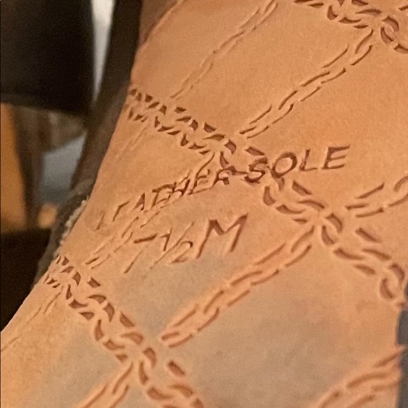 L.A.M.B high Heels grey Leather Size 7.5 on shoe but was too big. - Picture 5 of 7